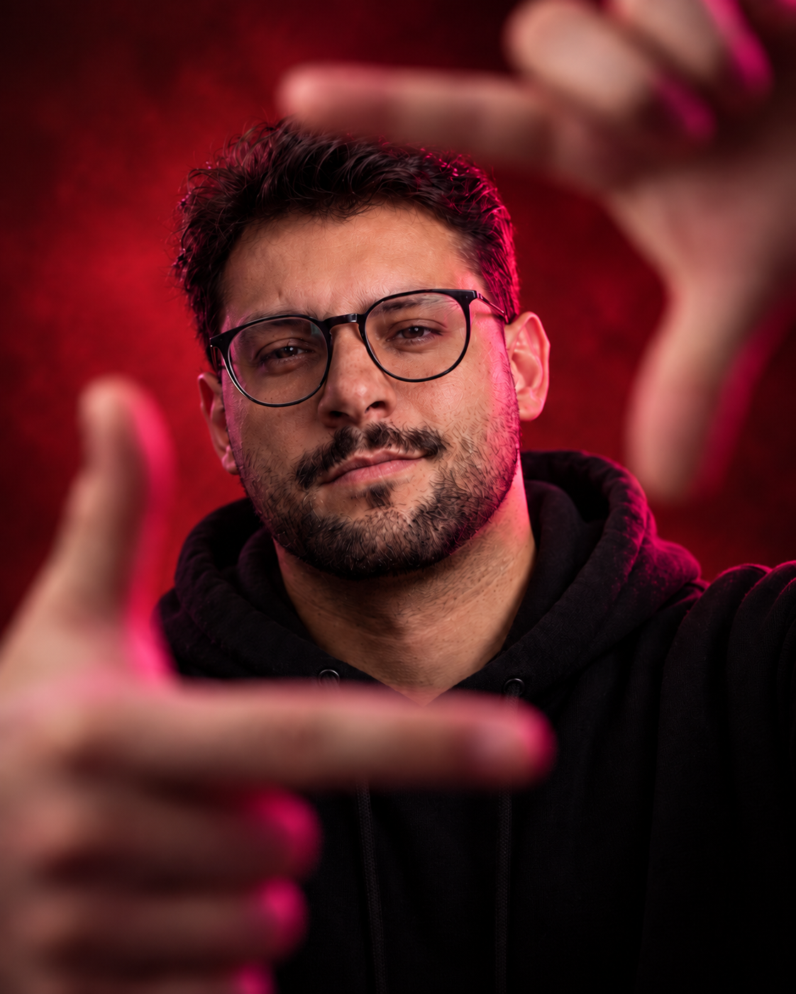 Retrato de Lucas Broggio, fundador da 360º Expansão, em cenário vermelho